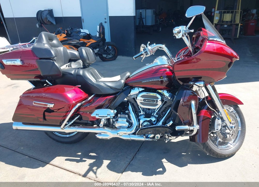 2015 HARLEY-DAVIDSON FLTRUSE CVO ROAD GLIDE VIN: 1HD1TAN30FB959320