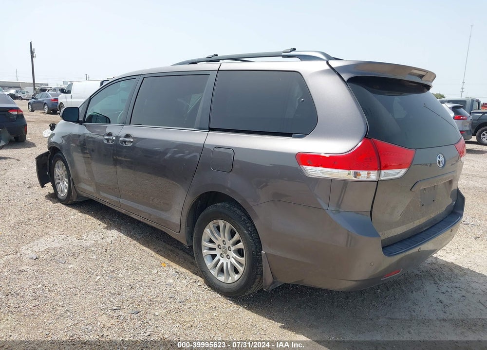 2013 TOYOTA SIENNA XLE V6 8 PASSENGER VIN: 5TDYK3DC1DS379404