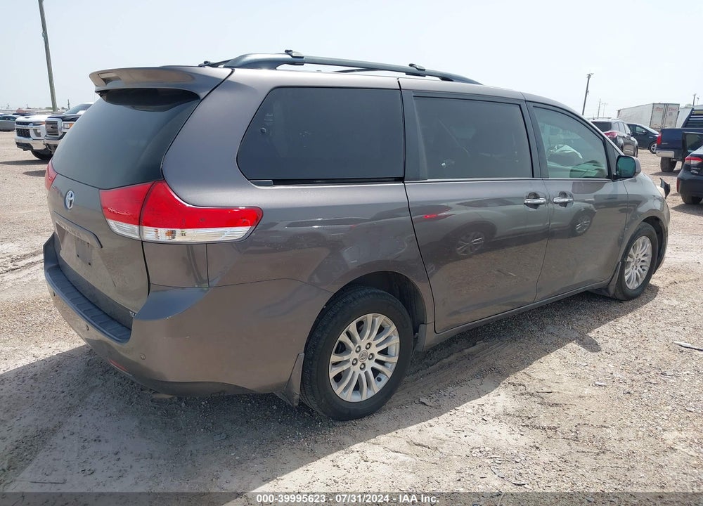2013 TOYOTA SIENNA XLE V6 8 PASSENGER VIN: 5TDYK3DC1DS379404