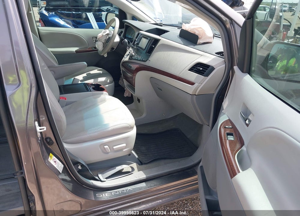 2013 TOYOTA SIENNA XLE V6 8 PASSENGER VIN: 5TDYK3DC1DS379404