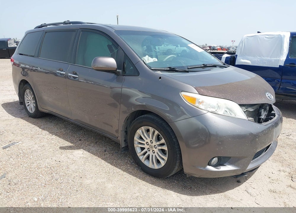 2013 TOYOTA SIENNA XLE V6 8 PASSENGER VIN: 5TDYK3DC1DS379404