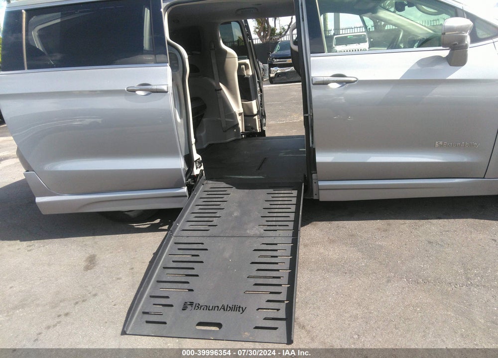2021 CHRYSLER PACIFICA TOURING L VIN: 2C4RC1BGXMR585549