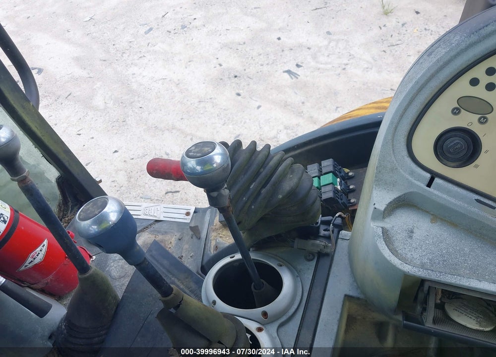 2002 JCB BACKHOE VIN: SLP214TC2U0903031