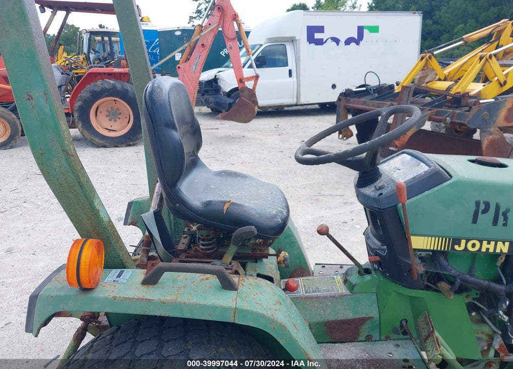 1995 JOHN DEERE TRACTOR VIN: M00670A0A002309