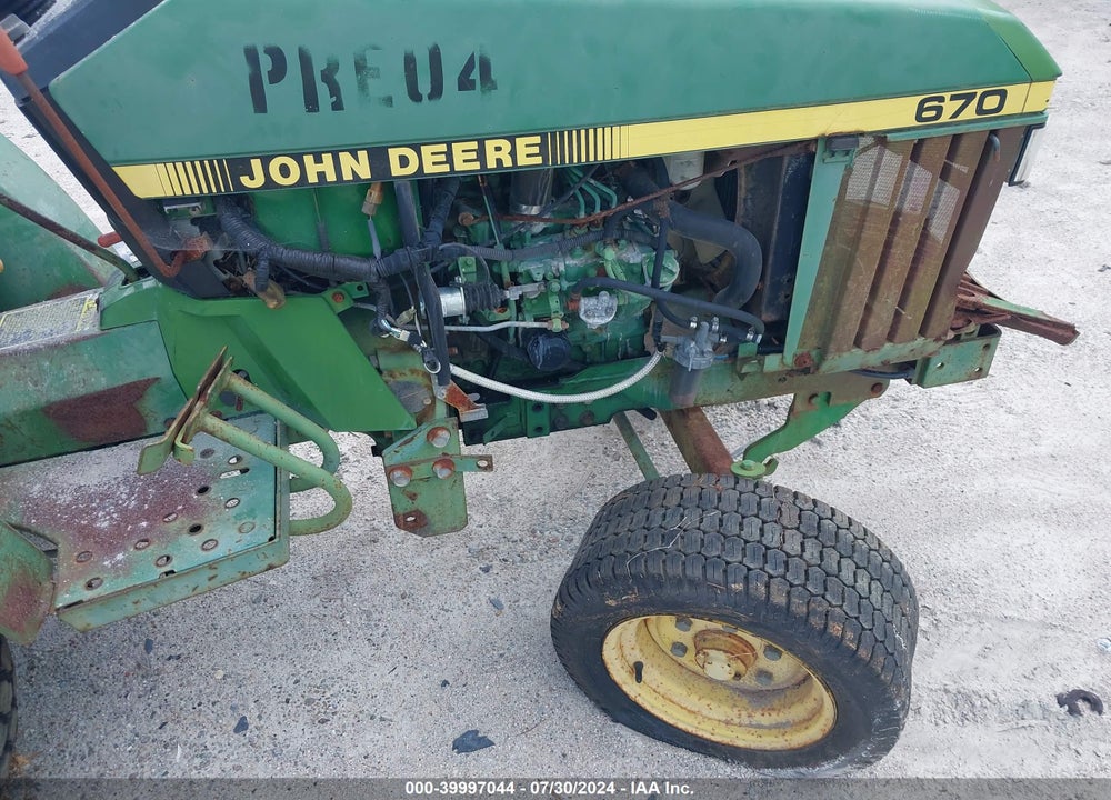 1995 JOHN DEERE TRACTOR VIN: M00670A0A002309