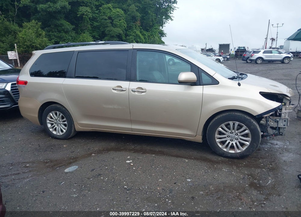 2013 TOYOTA SIENNA XLE V6 8 PASSENGER VIN: 5TDYK3DC9DS311903