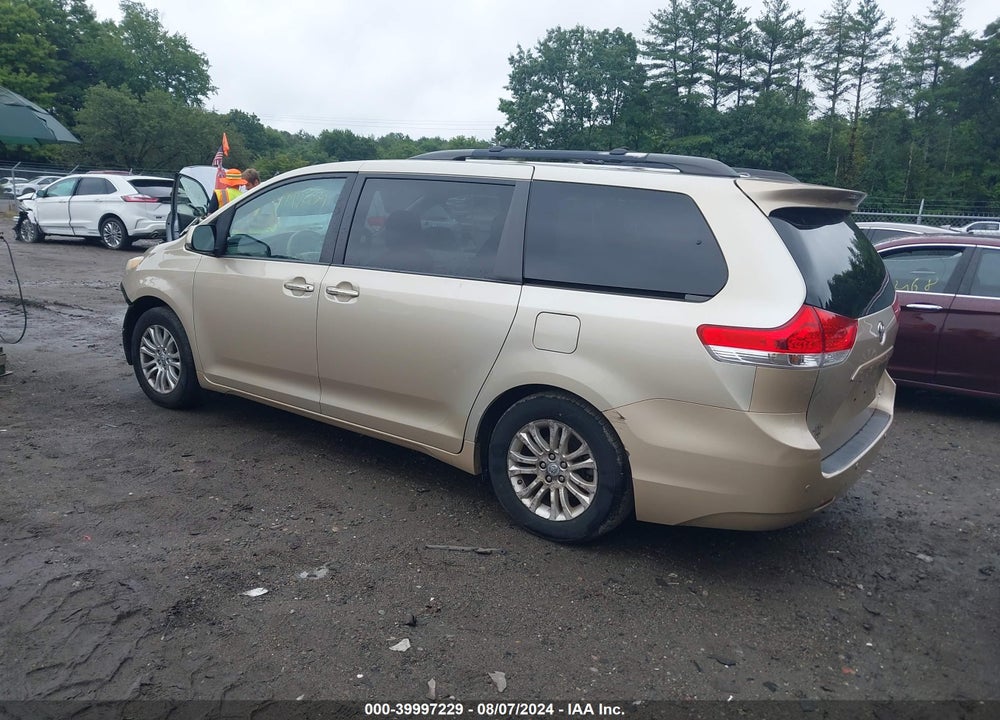 2013 TOYOTA SIENNA XLE V6 8 PASSENGER VIN: 5TDYK3DC9DS311903