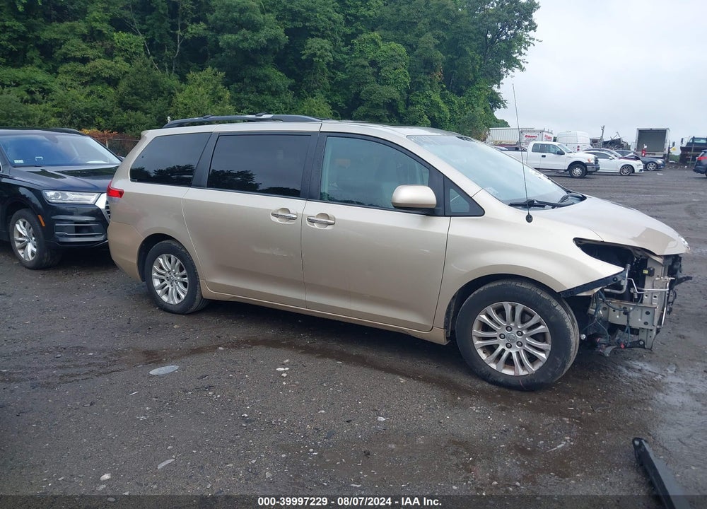 2013 TOYOTA SIENNA XLE V6 8 PASSENGER VIN: 5TDYK3DC9DS311903