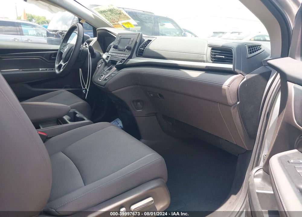 2018 HONDA ODYSSEY LX VIN: 5FNRL6H2XJB051421
