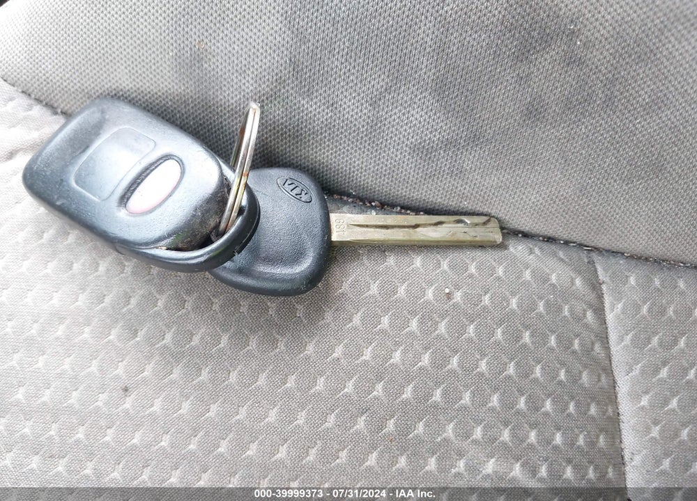 2011 KIA SORENTO LX VIN: 5XYKT4A17BG028597