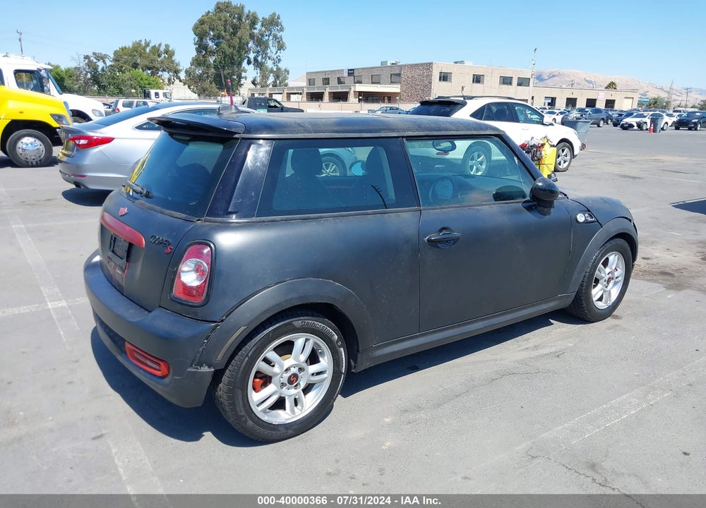 2011 MINI COOPER S VIN: WMWSV3C56BTY14140