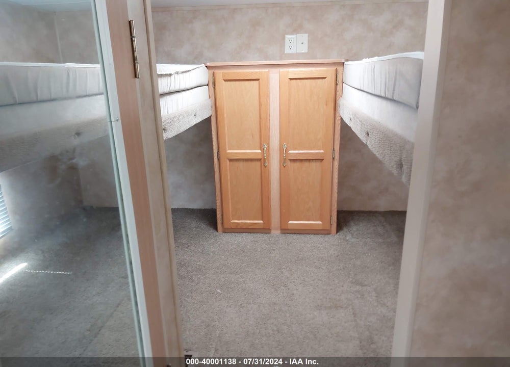 2004 KEYSTONE HORNET SPORT 32DS VIN: 4YDT32D2X4E311713