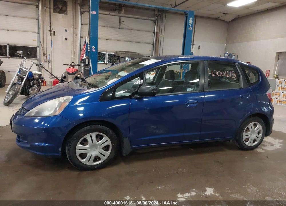 2010 HONDA FIT VIN: JHMGE8H28AC017552