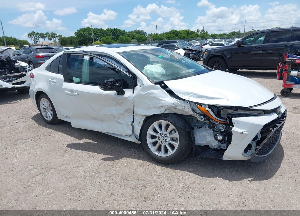 2022 TOYOTA COROLLA XLE VIN: 5YFFPMAE7NP373590