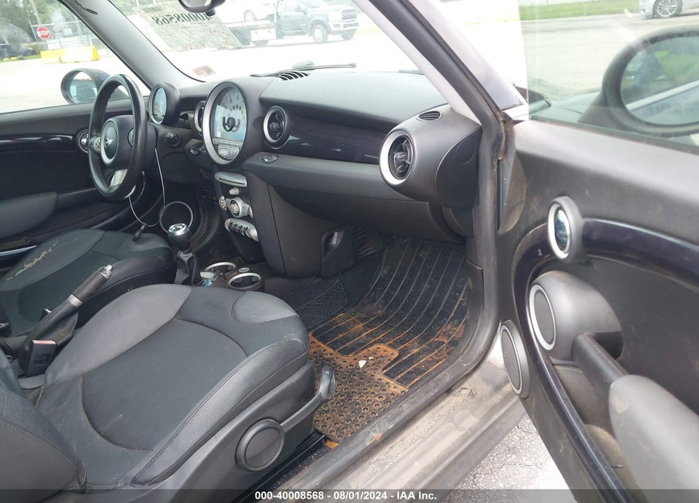 2008 MINI COOPER S VIN: WMWMF73518TT87178