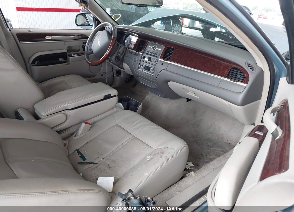 2009 LINCOLN TOWN CAR VIN: 2LNHM82V89X636433