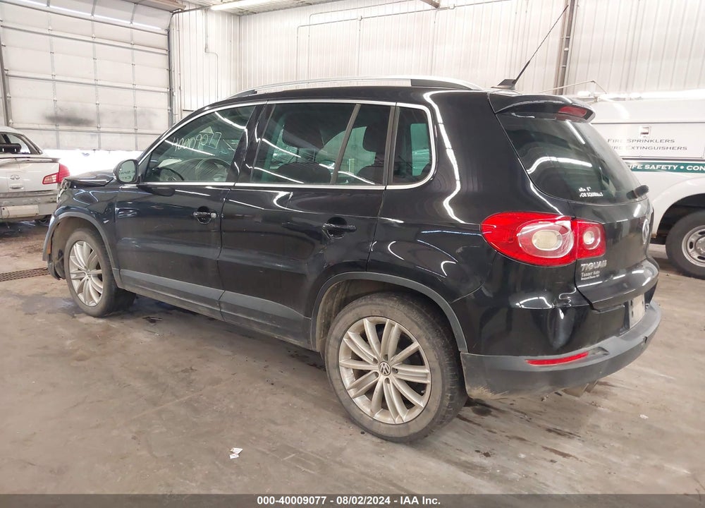 2011 VOLKSWAGEN TIGUAN SE VIN: WVGBV7AX2BW562749