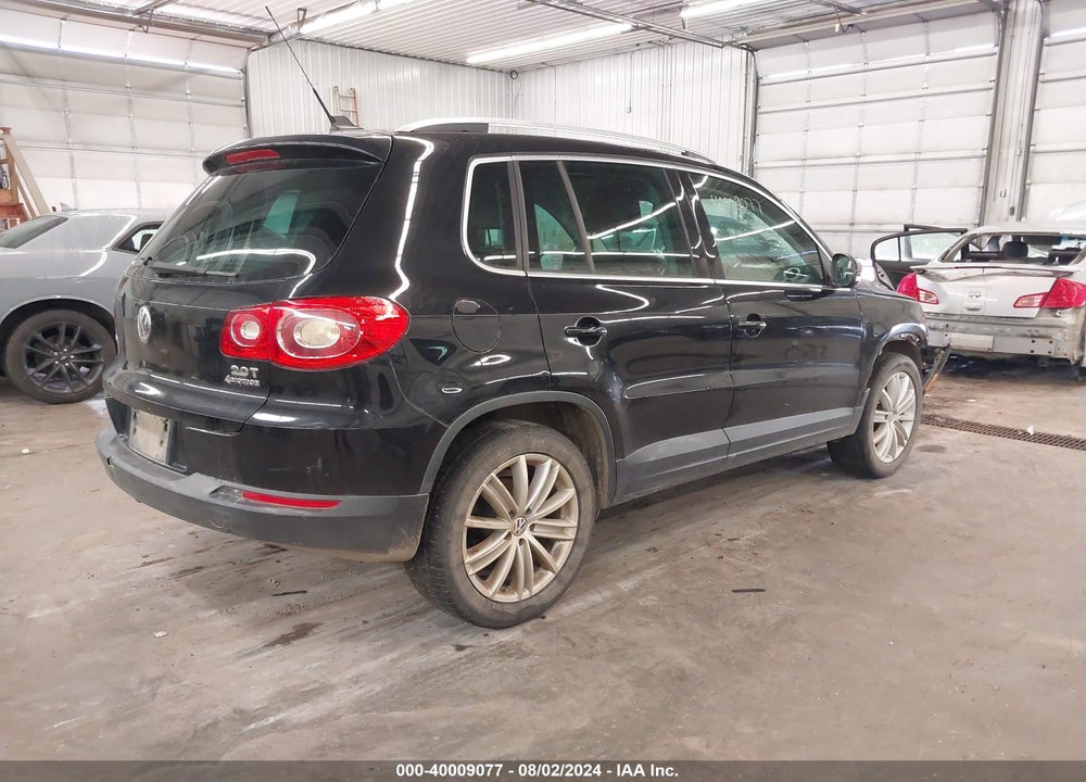 2011 VOLKSWAGEN TIGUAN SE VIN: WVGBV7AX2BW562749