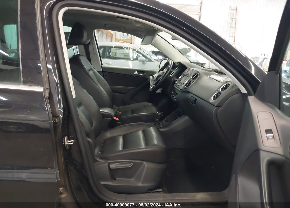 2011 VOLKSWAGEN TIGUAN SE VIN: WVGBV7AX2BW562749
