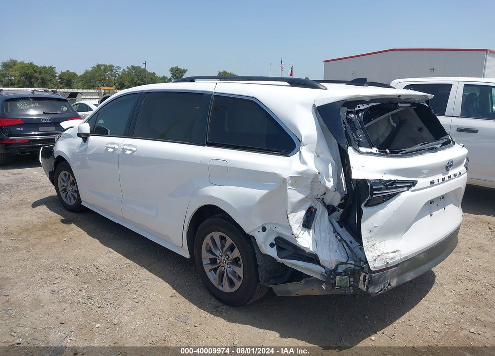 2022 TOYOTA SIENNA LE VIN: 5TDKRKEC3NS097826