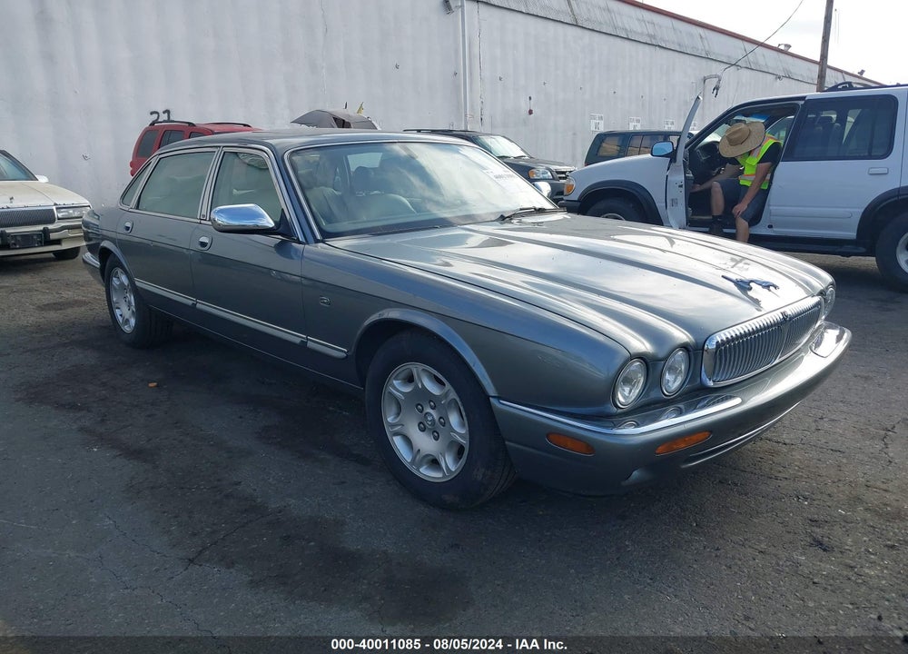 2002 JAGUAR XJ8 VANDEN PLAS VIN: SAJDA24C02LF44454