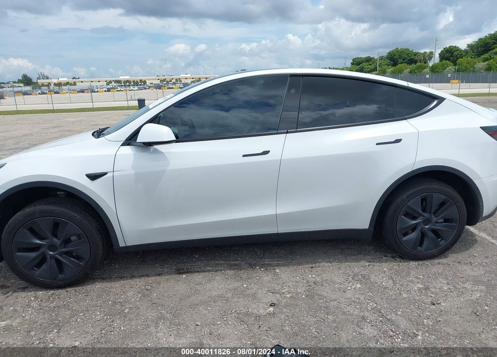 2024 TESLA MODEL Y VIN: 7SAYGDED7RF099550