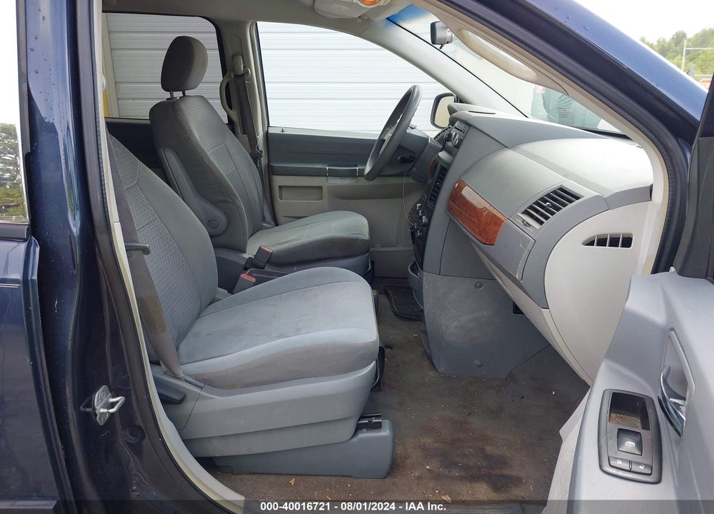 2008 CHRYSLER TOWN & COUNTRY LX VIN: 2A8HR44H58R628663
