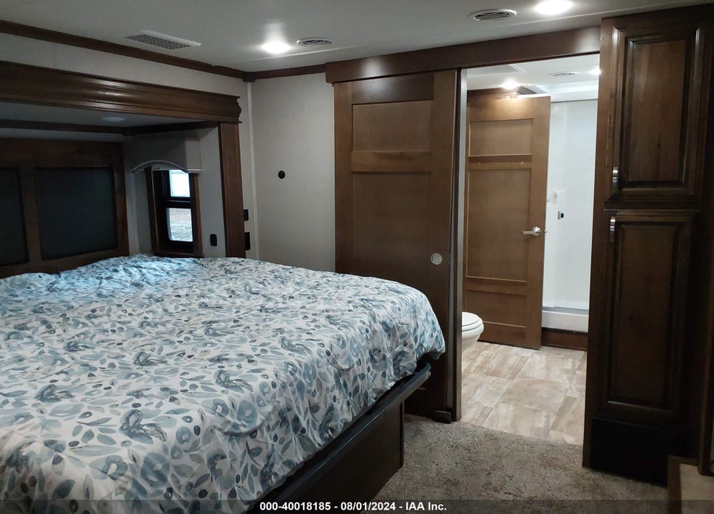 2018 FOREST RIVER RIVERSTONE 39RKFB VIN: 4X4FRSR23J5000489