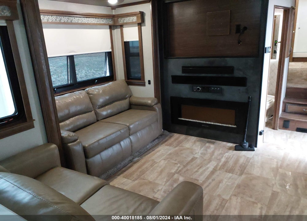 2018 FOREST RIVER RIVERSTONE 39RKFB VIN: 4X4FRSR23J5000489