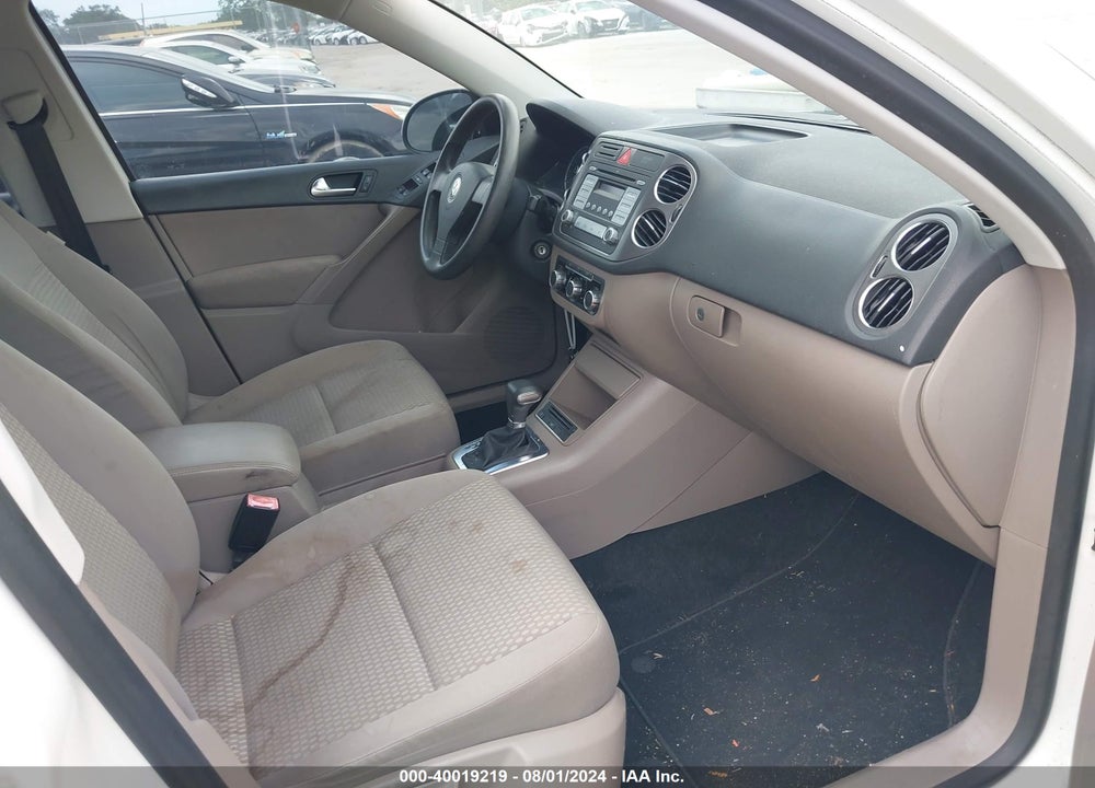 2010 VOLKSWAGEN TIGUAN S VIN: WVGBV7AX6AW521541