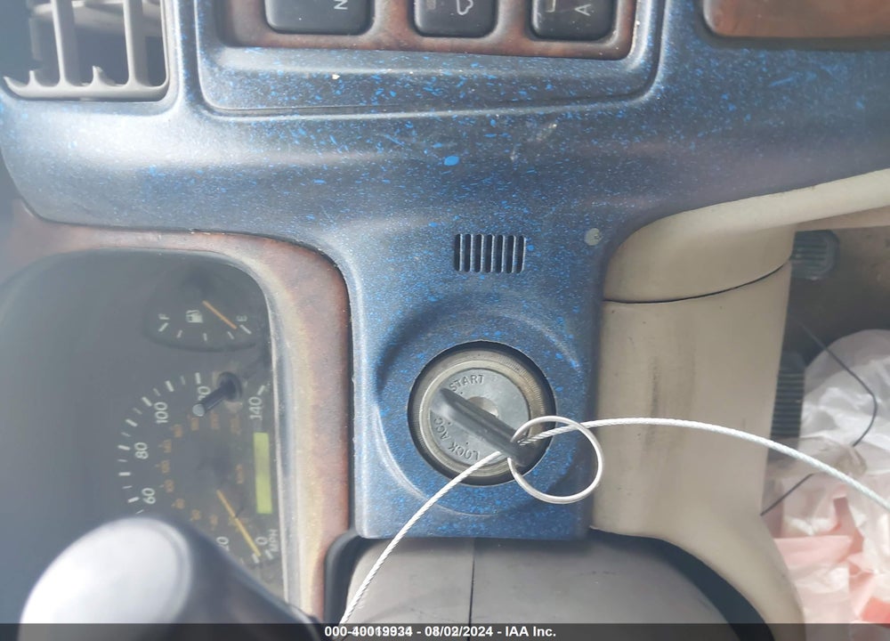 1998 TOYOTA AVALON XL VIN: 4T1BF18B2WU273375