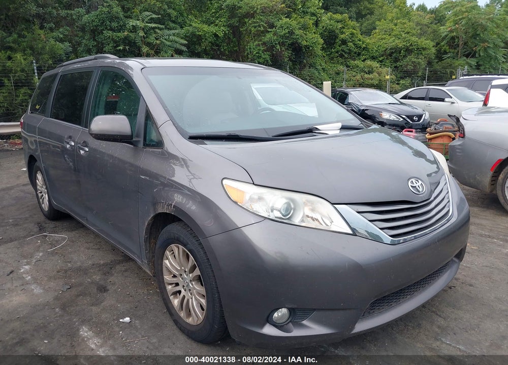 2015 TOYOTA SIENNA XLE 8 PASSENGER VIN: 5TDYK3DC0FS644431
