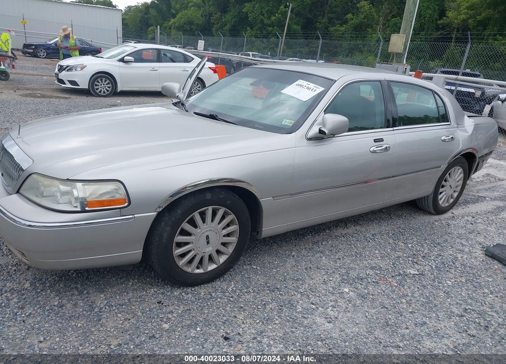 2003 LINCOLN TOWN CAR SIGNATURE VIN: 1LNHM82W63Y616813