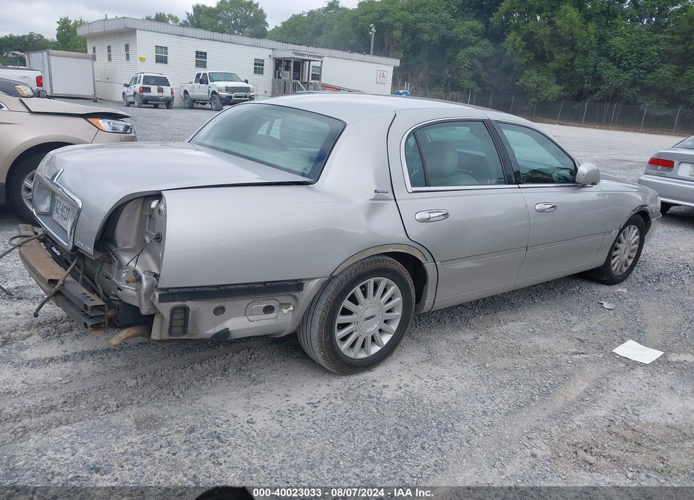 2003 LINCOLN TOWN CAR SIGNATURE VIN: 1LNHM82W63Y616813