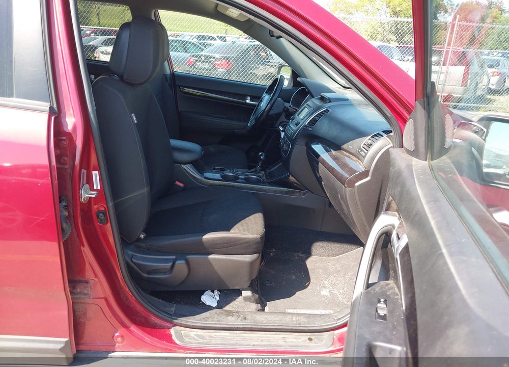 2014 KIA SORENTO LX VIN: 5XYKTCA64EG549593
