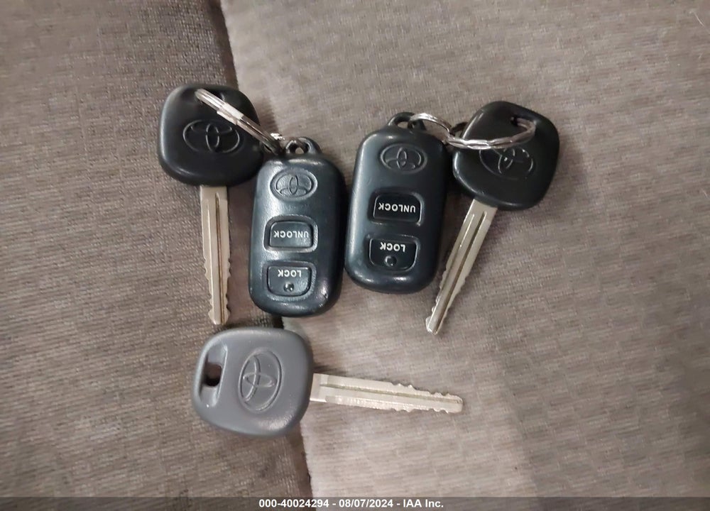 2005 TOYOTA COROLLA LE VIN: 1NXBR32E45Z396227