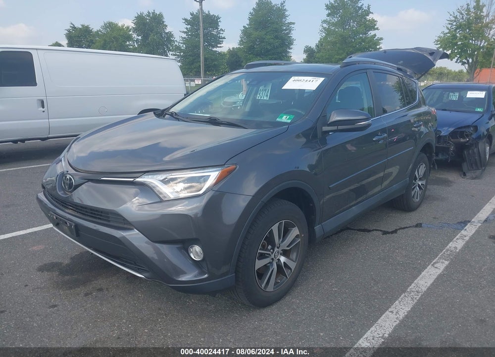 2018 TOYOTA RAV4 XLE VIN: 2T3RFREV0JW814452