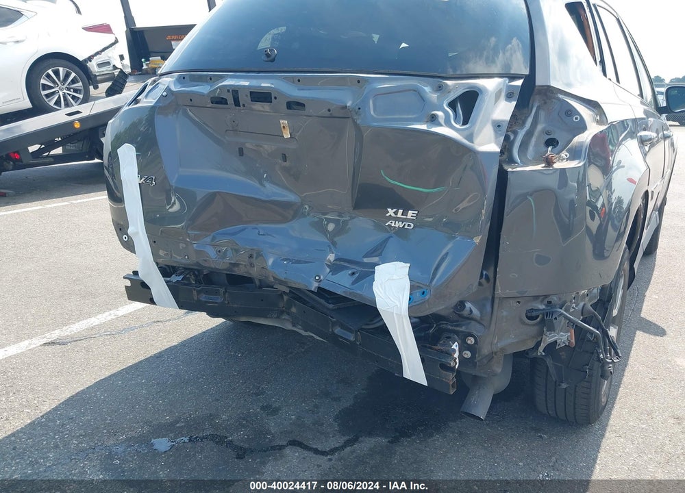 2018 TOYOTA RAV4 XLE VIN: 2T3RFREV0JW814452