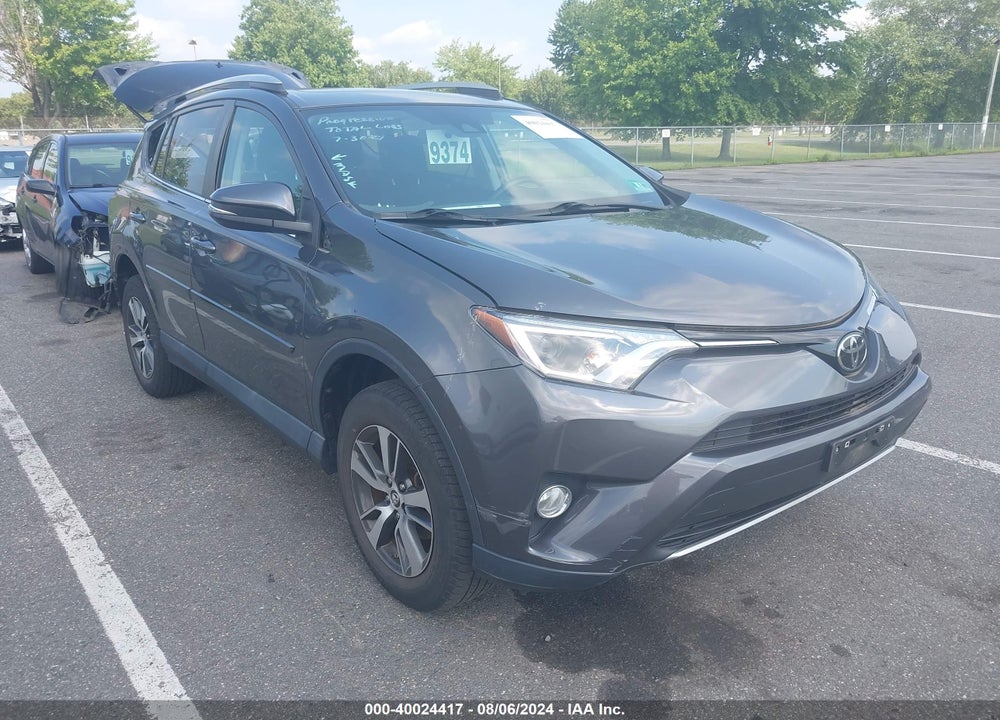 2018 TOYOTA RAV4 XLE VIN: 2T3RFREV0JW814452
