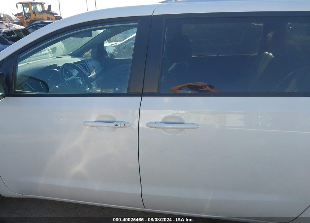 2018 KIA SEDONA LX VIN: KNDMB5C13J6381905