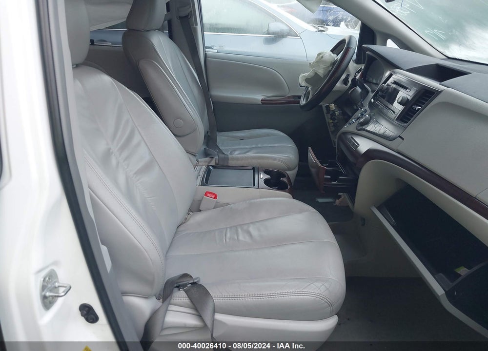 2011 TOYOTA SIENNA XLE V6 VIN: 5TDYK3DC8BS104884