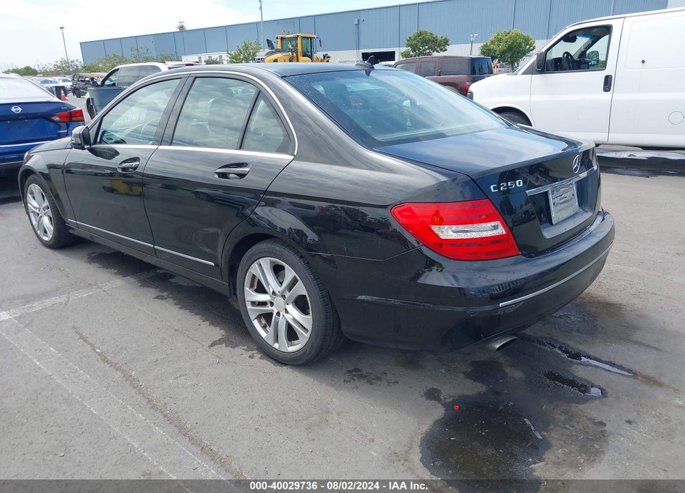 2013 MERCEDES-BENZ C 250 LUXURY/SPORT VIN: WDDGF4HB4DA864209
