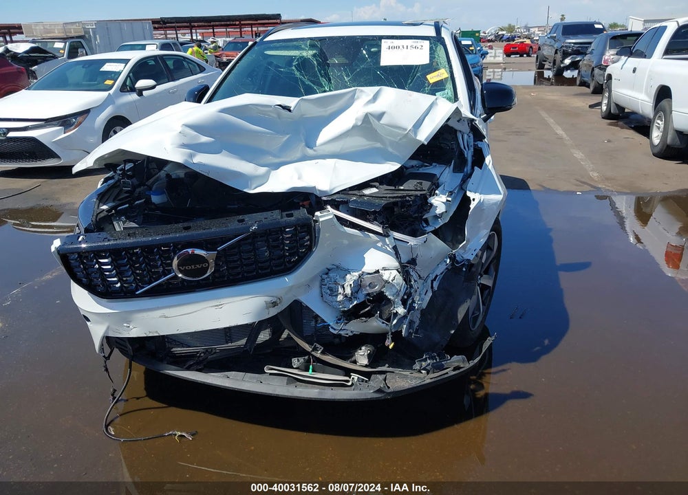 2023 VOLVO XC40 B4 PLUS DARK THEME VIN: YV4K92HW9P2076394