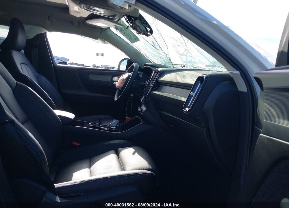 2023 VOLVO XC40 B4 PLUS DARK THEME VIN: YV4K92HW9P2076394