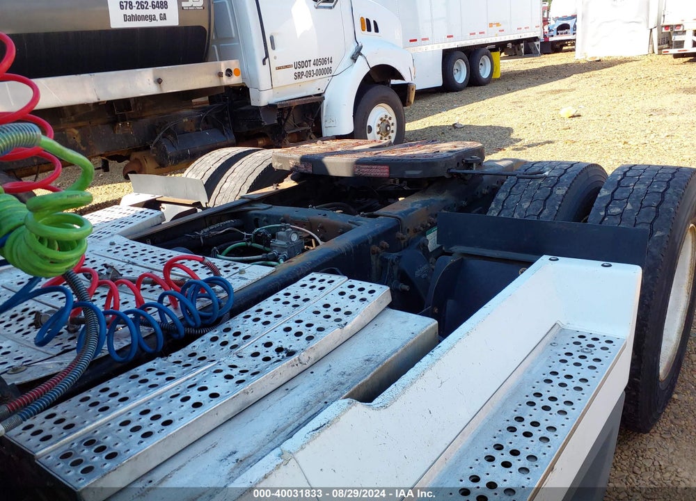 2000 FREIGHTLINER CONVENTIONAL FLD120 VIN: 1FUWDMDA9YPF77780