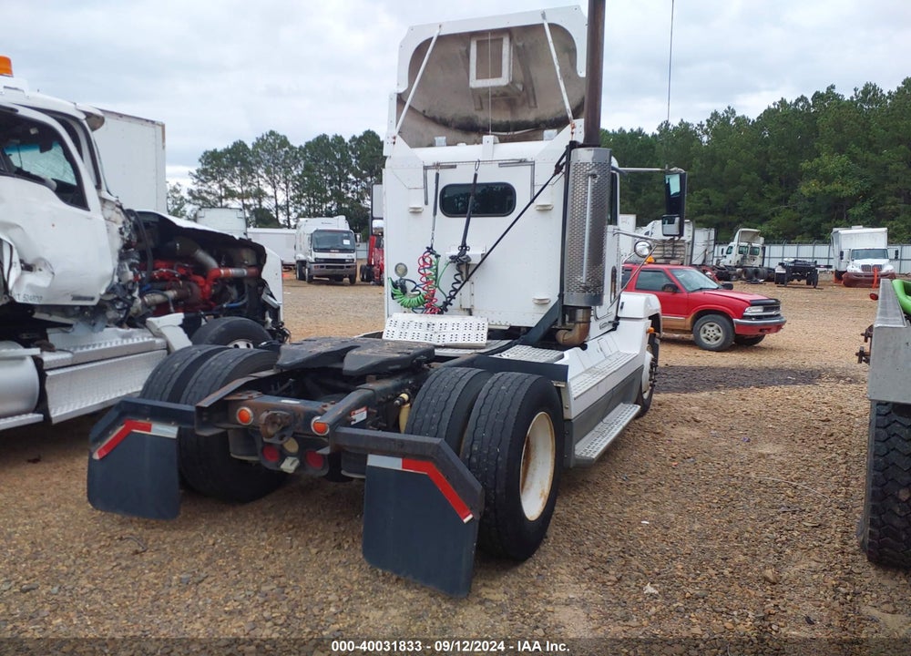 2000 FREIGHTLINER CONVENTIONAL FLD120 VIN: 1FUWDMDA9YPF77780