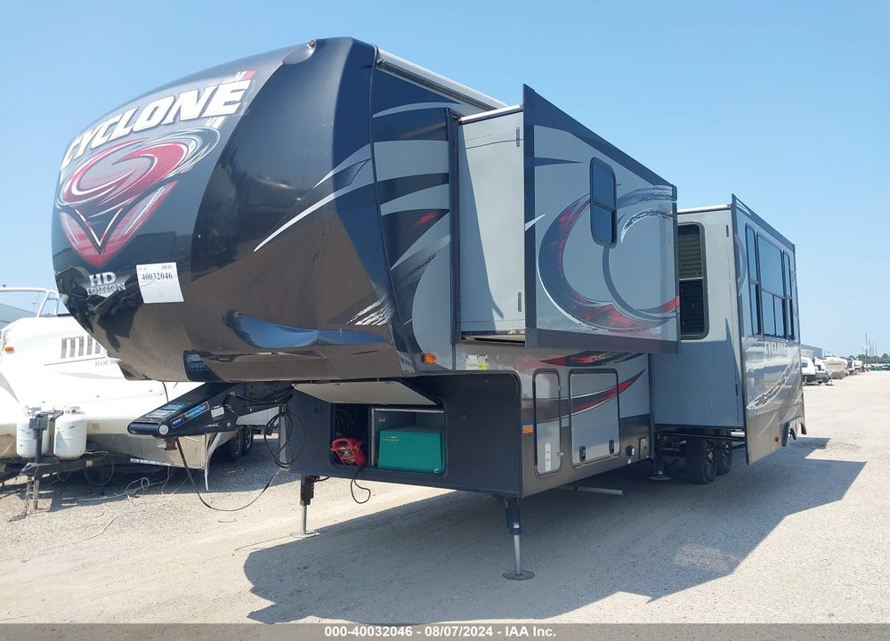 2015 CYCLONE 3110 VIN: 5SFCG382XFE298176