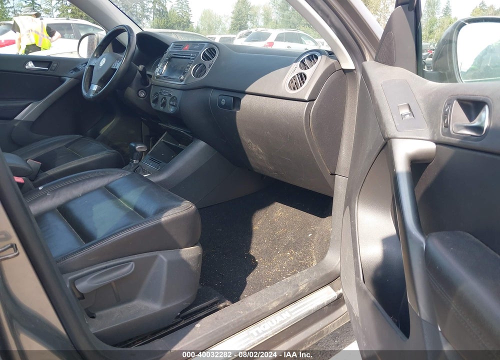 2010 VOLKSWAGEN TIGUAN SE VIN: WVGBV7AX0AW504797