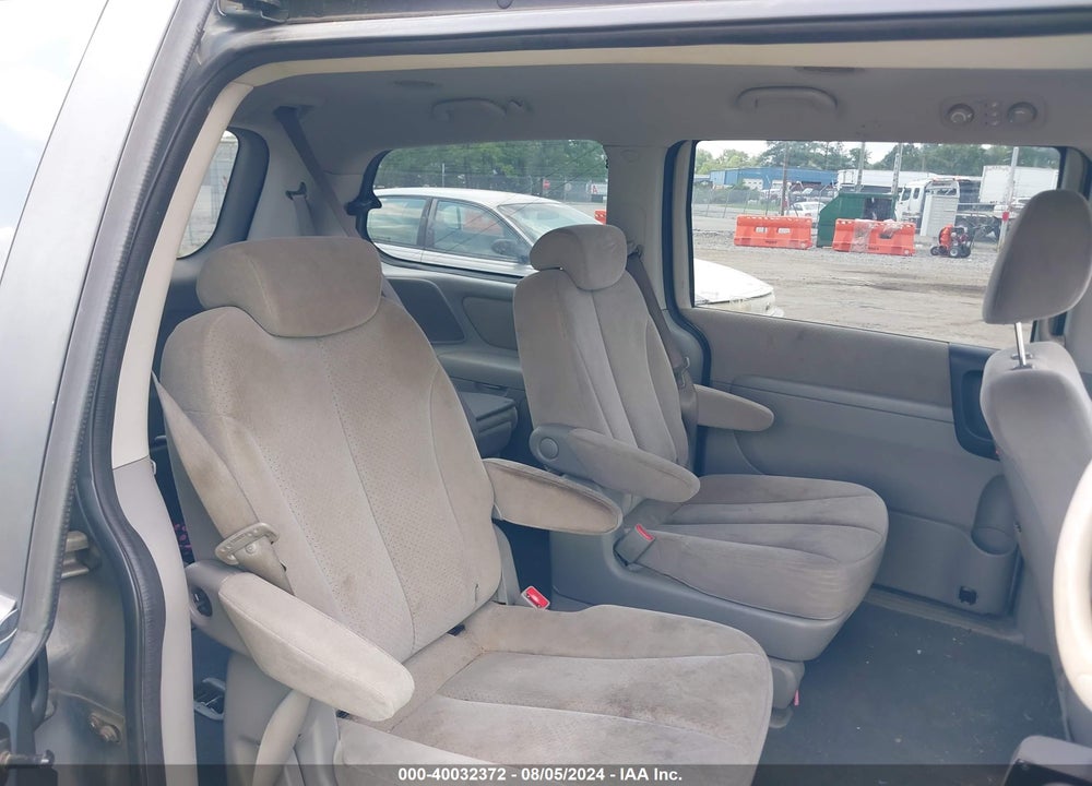2008 HYUNDAI ENTOURAGE GLS/LIMITED VIN: KNDMC233586052050