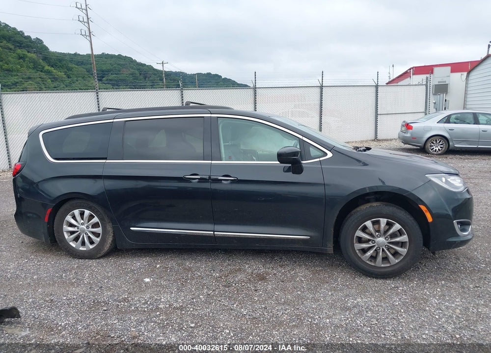 2017 CHRYSLER PACIFICA TOURING L VIN: 2C4RC1BG7HR795211